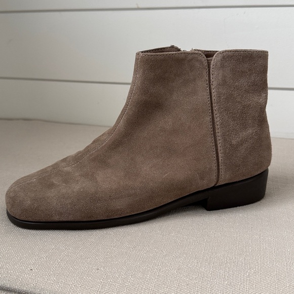 Women’s AEROSOLES Taupe Suede Ankle Booties - Picture 4 of 5